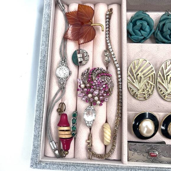 Vintage To Modern Costume Jewelry Mixed Lot Brooch Rings Necklace in Jewelry Box - Picture 6 of 14